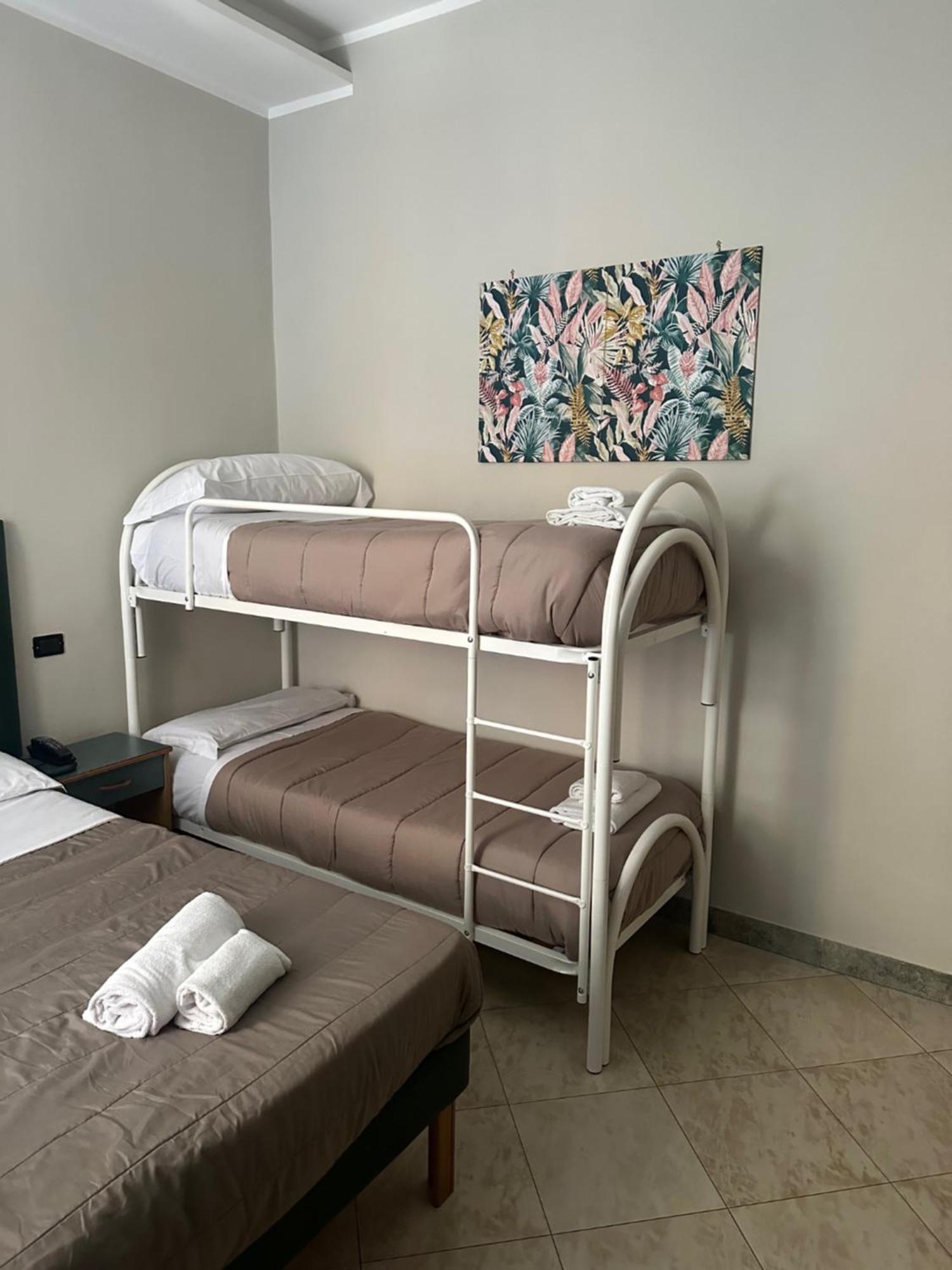 Smart Station Hotel Napoli Bagian luar foto